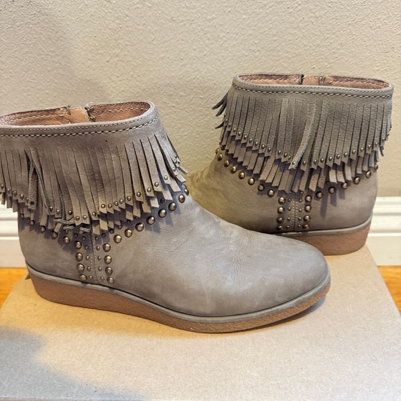 NWT UGG Ariane Fringe Boot Size 8 - Picture 3 of 9